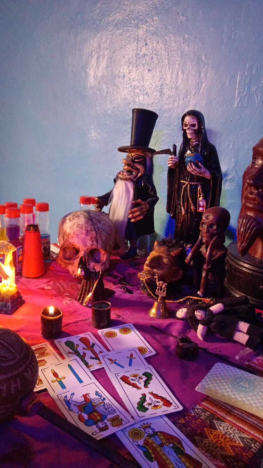 Altar con cartas de tarot y velas