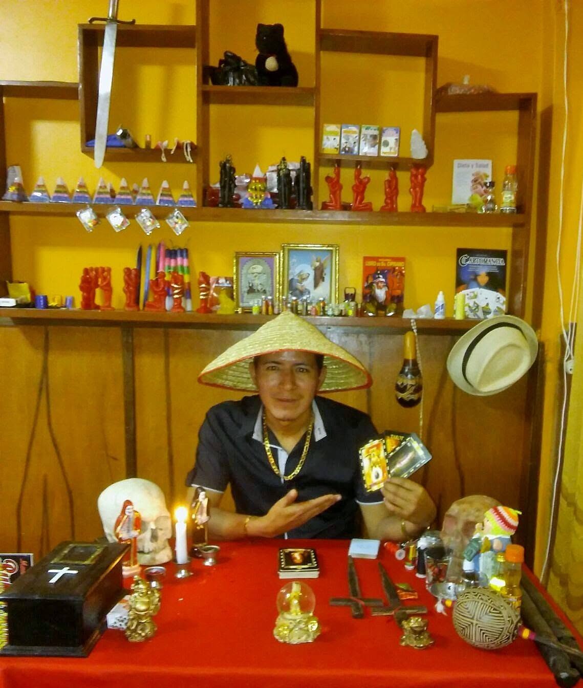 Rubén sombrero chino mesa consulta altar