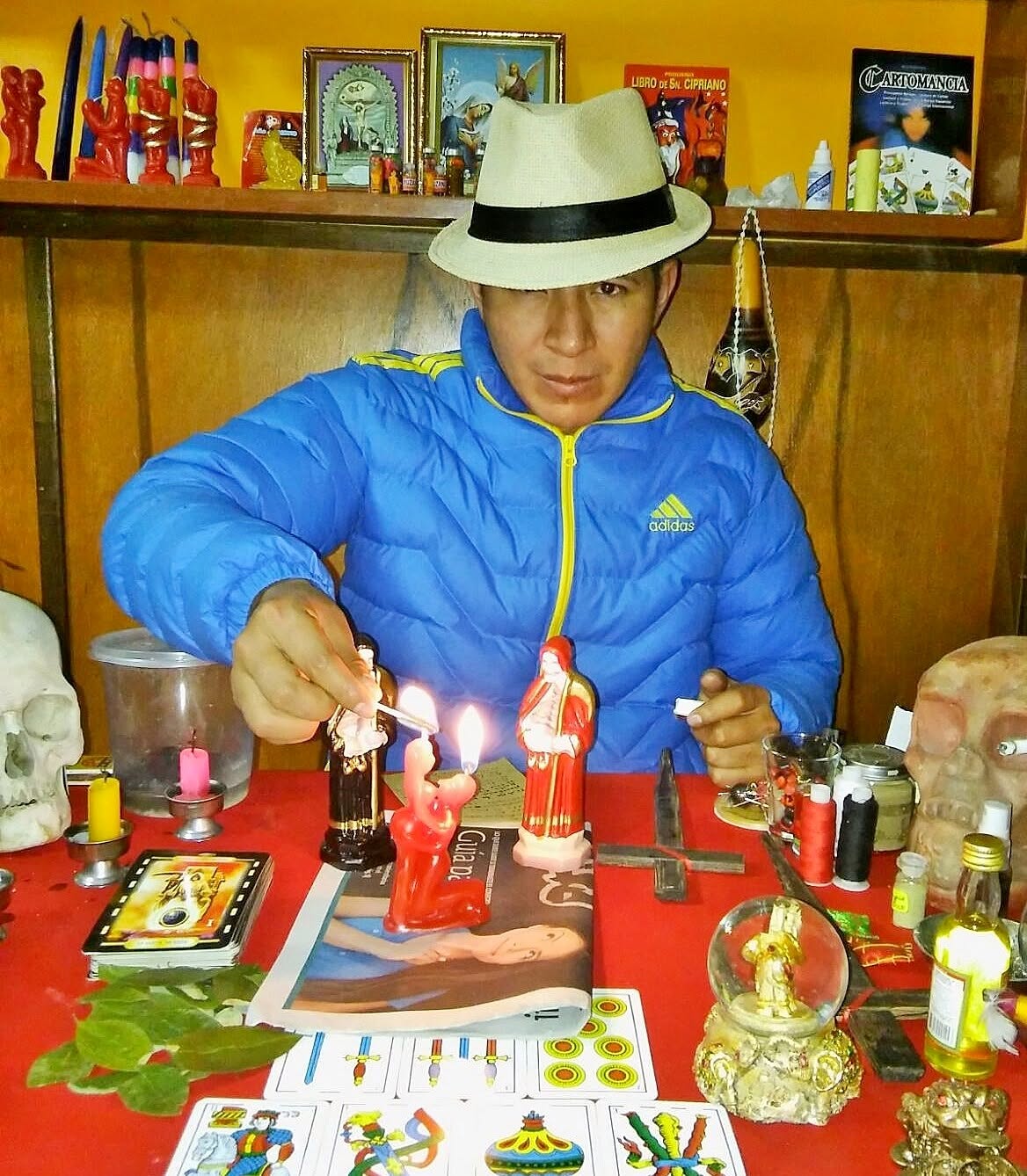 Encender velas ritual en mesa