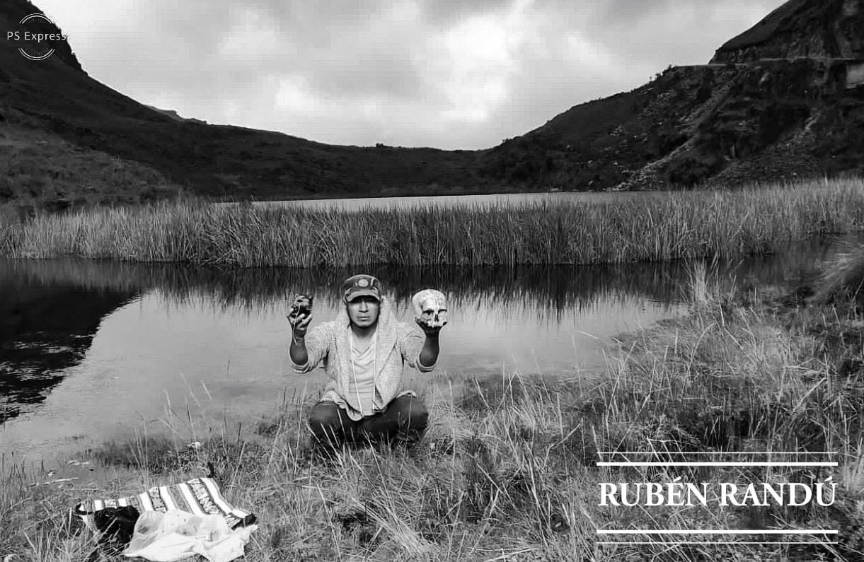 Rubén ritual laguna BN