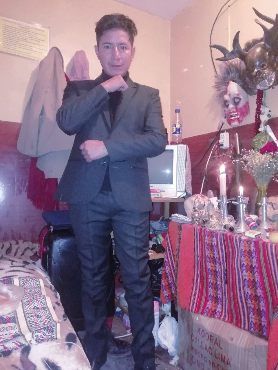 Rubén Randú en traje negro altar